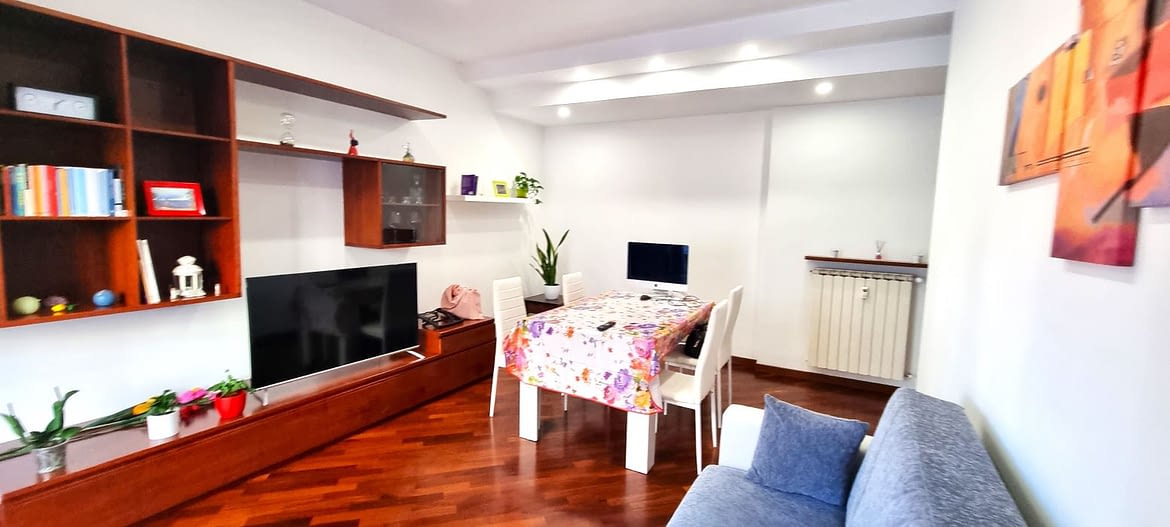 ARDEATINO adiacenze via dell'Annunziatella - la Treemme immobiliare pronone la locazioone di un appartamento sito al 3° piano di una palazzina di 5 - completamente ristrutturato ed arredato composto di un ingresso, salone, camera, cucina abitabile, bagno e balcone.